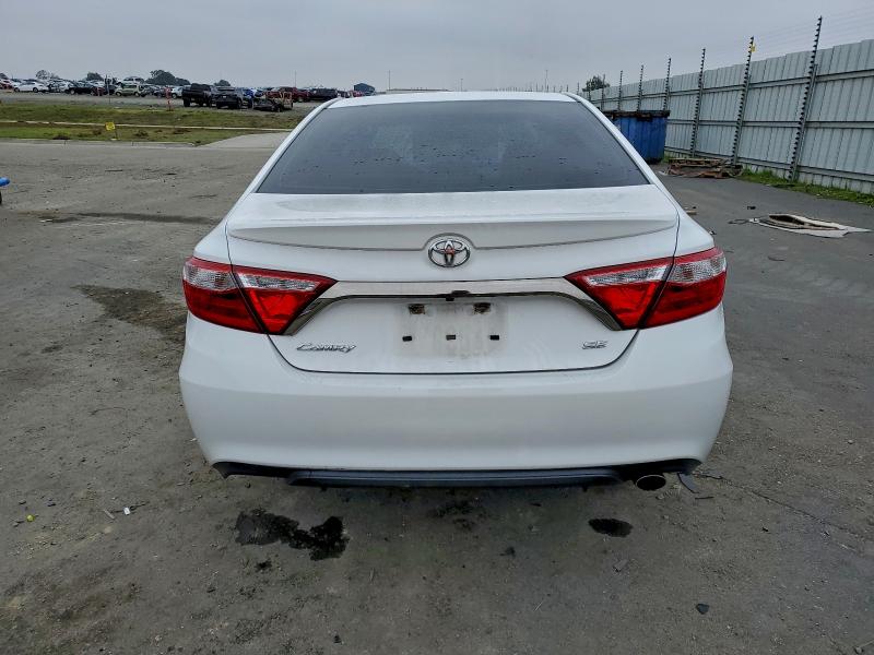 4T1BF1FK2HU424785 - 2017 TOYOTA CAMRY LE Blanc photo 6
