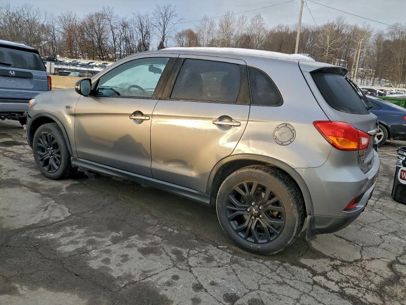 JA4AR3AU5JU005728 - 2018 MITSUBISHI OUTLANDER ES GRAY photo 2