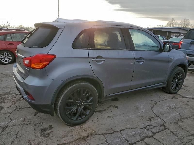 JA4AR3AU5JU005728 - 2018 MITSUBISHI OUTLANDER ES GRAY photo 3