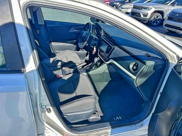 JTNKARJE5JJ558292 - 2018 TOYOTA COROLLA IM WHITE photo 5