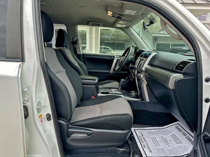 JTEBU5JR5J5558076 - 2018 TOYOTA 4RUNNER SR5/SR5 PREMIUM WHITE photo 5