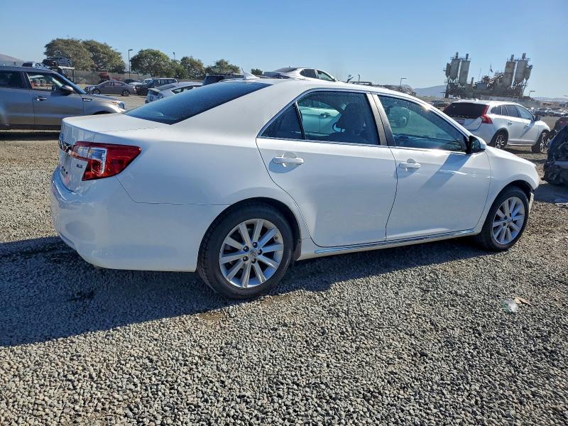 4T1BK1FK3DU532189 - 2013 TOYOTA CAMRY SE WHITE photo 3