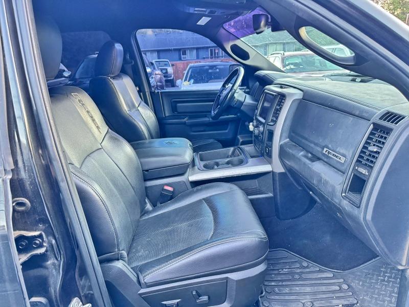 1C6RR7YT3JS199417 - 2018 RAM 1500 REBEL Schwarz Foto 5