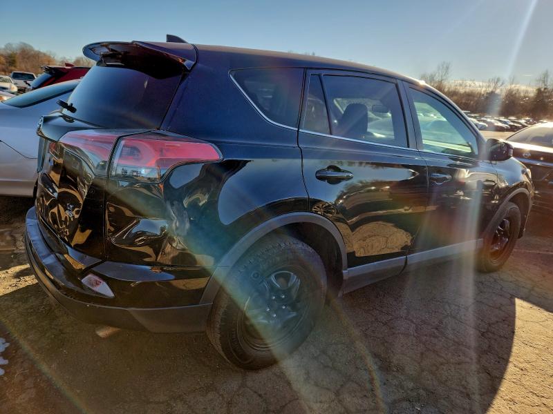 2T3BFREV7JW781161 - 2018 TOYOTA RAV4 LE Սև լուսանկար 3