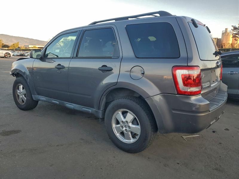 1FMCU0D74BKA68670 - 2011 FORD ESCAPE XLT ნაცრისფერი ფოტო 2