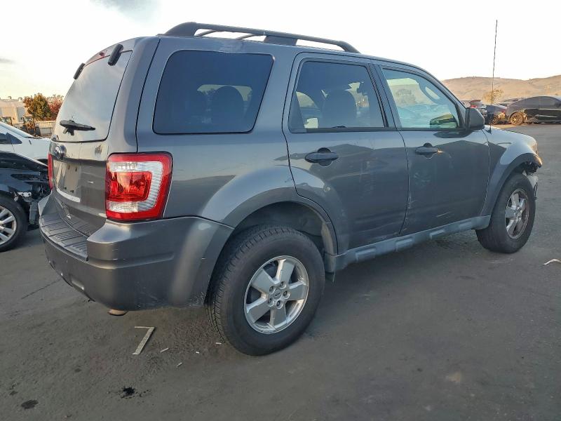 1FMCU0D74BKA68670 - 2011 FORD ESCAPE XLT ნაცრისფერი ფოტო 3