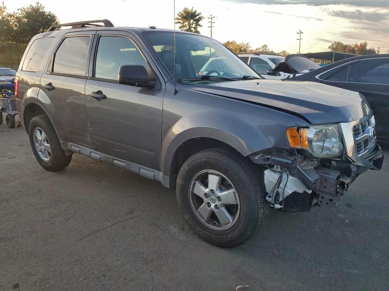 1FMCU0D74BKA68670 - 2011 FORD ESCAPE XLT ნაცრისფერი ფოტო 4