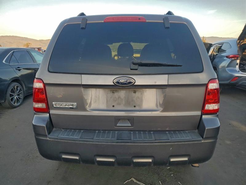 1FMCU0D74BKA68670 - 2011 FORD ESCAPE XLT ნაცრისფერი ფოტო 6