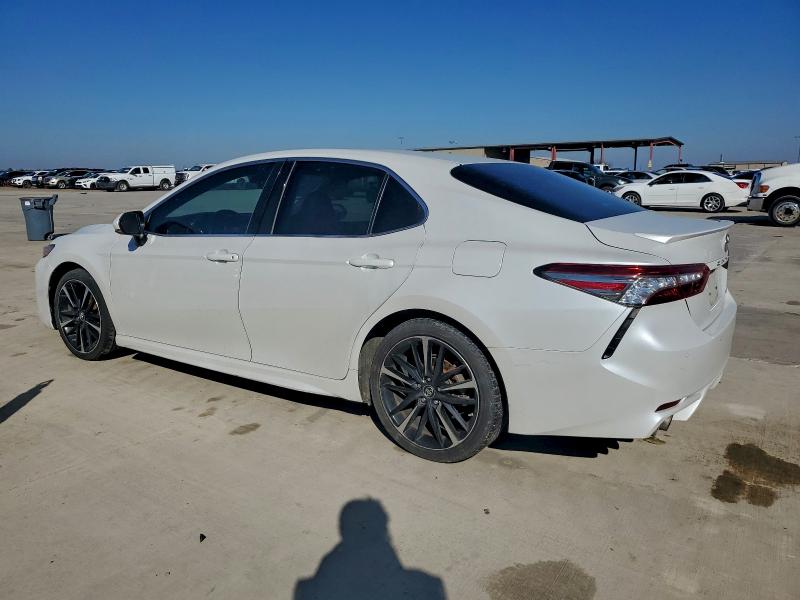 4T1B61HK6JU103027 - 2018 TOYOTA CAMRY XSE WHITE photo 2