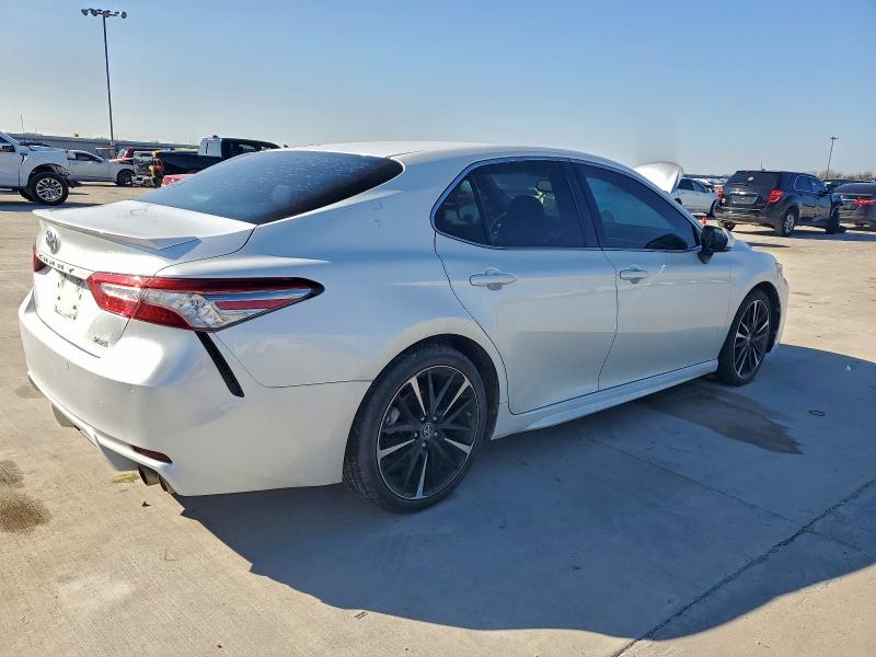 4T1B61HK6JU103027 - 2018 TOYOTA CAMRY XSE WHITE photo 3