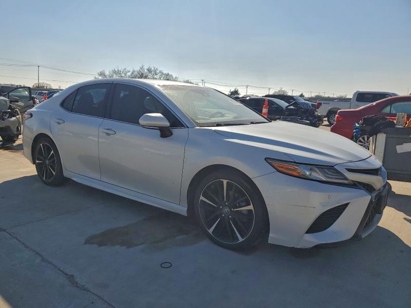 4T1B61HK6JU103027 - 2018 TOYOTA CAMRY XSE WHITE photo 4