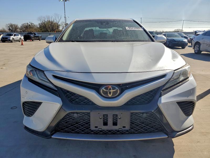 4T1B61HK6JU103027 - 2018 TOYOTA CAMRY XSE WHITE photo 5