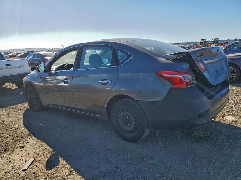 3N1AB7AP0JY310792 - 2018 NISSAN SENTRA S 灰色 照片 2